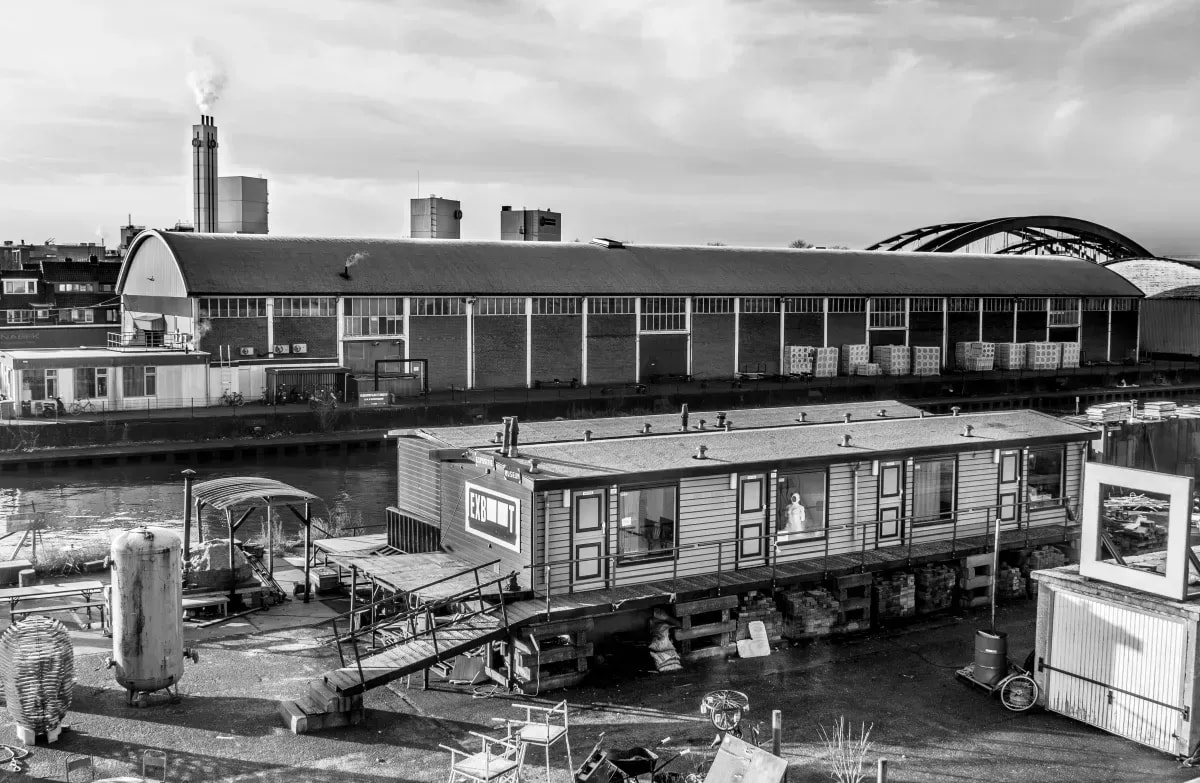 EXboot aan de kade bij de Nijverheid